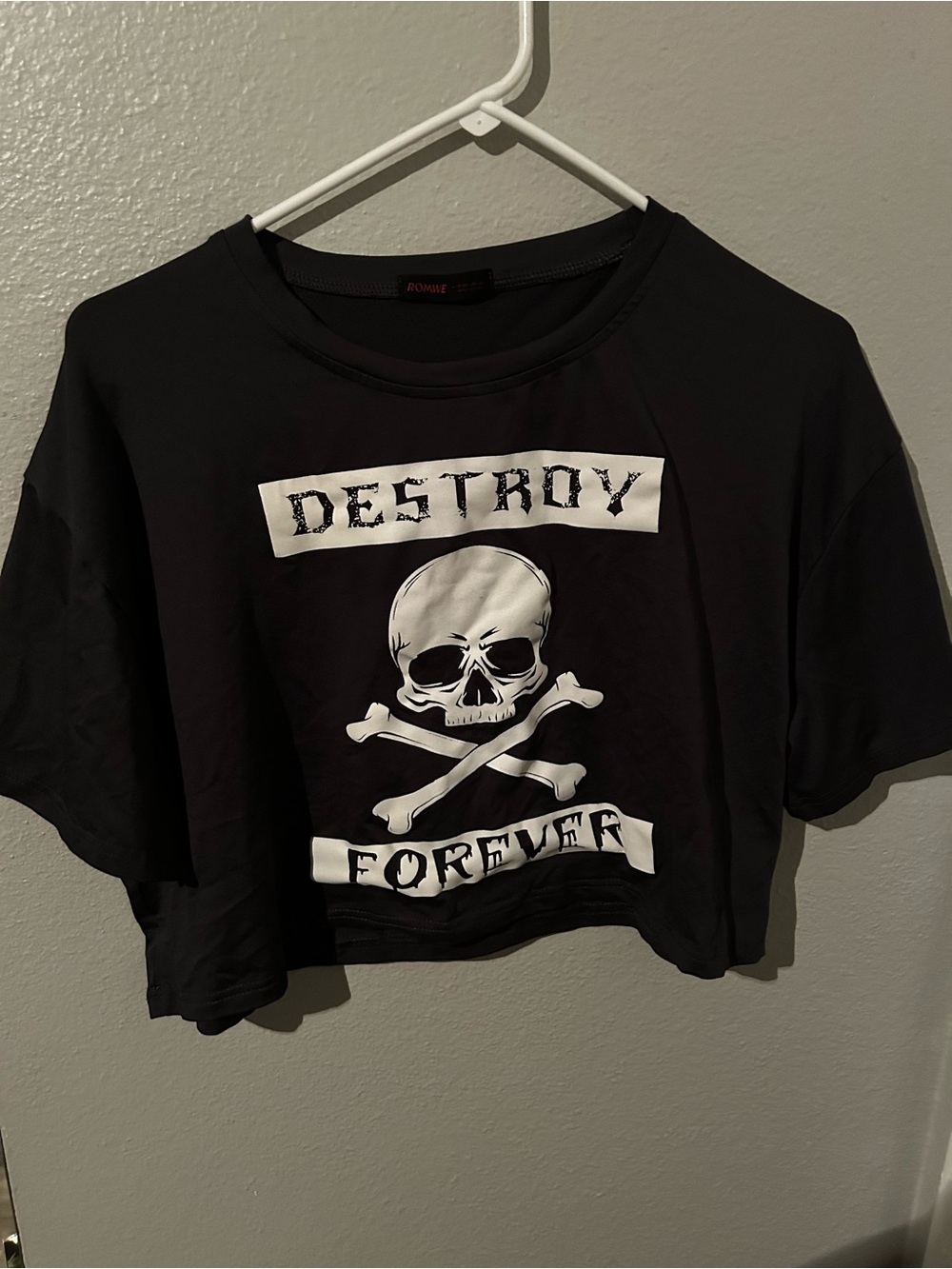 ROMWE Black Cropped Graphic Tee with White Print